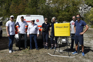 Die Experten des französischen Spezialisten Electric Aircraft Concept  mit zwei Johanniter:innen.