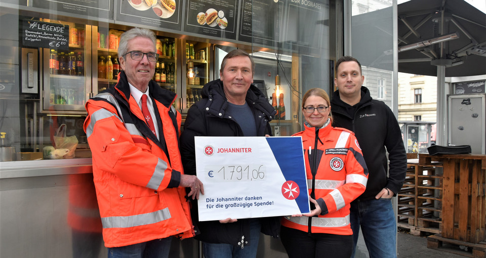 V.l.n.r.: Johannes Bucher (Präsident Johanniter Österreich), Peter Matzner (GF "Zur Bosnarei"), Petra Grell-Kunzinger (Bundesgeschäftsführerin Johanniter Österreich) und Matthias Steindl ("Zur Bosnarei").