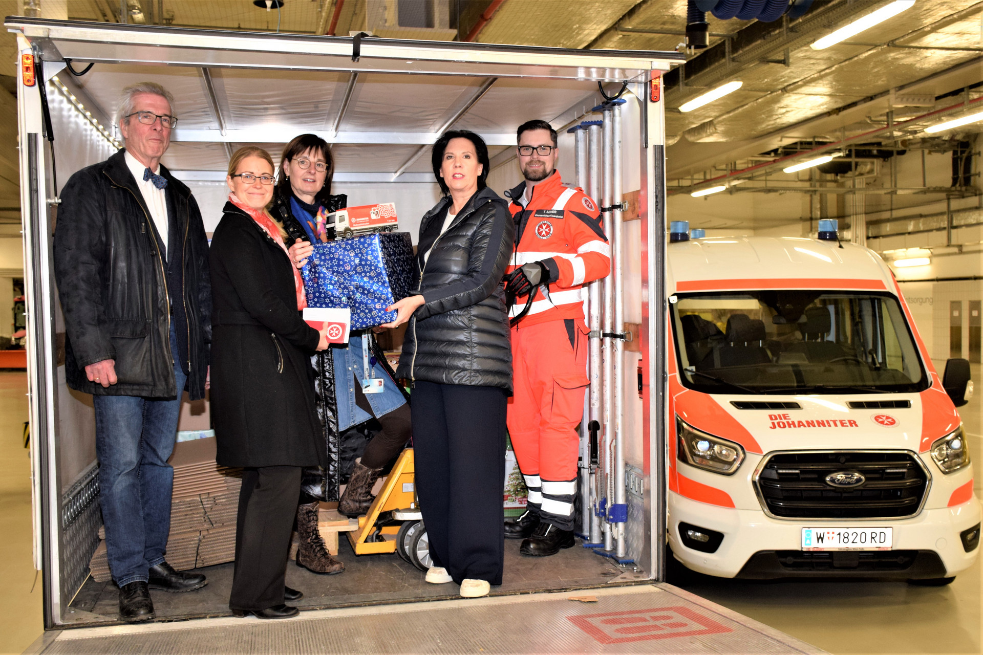 Vertreter:innen der Johanniter mit Karin Zeisel von Time Bank und Alexandra Habeler-Drabek von der Erste Group Bank AG.