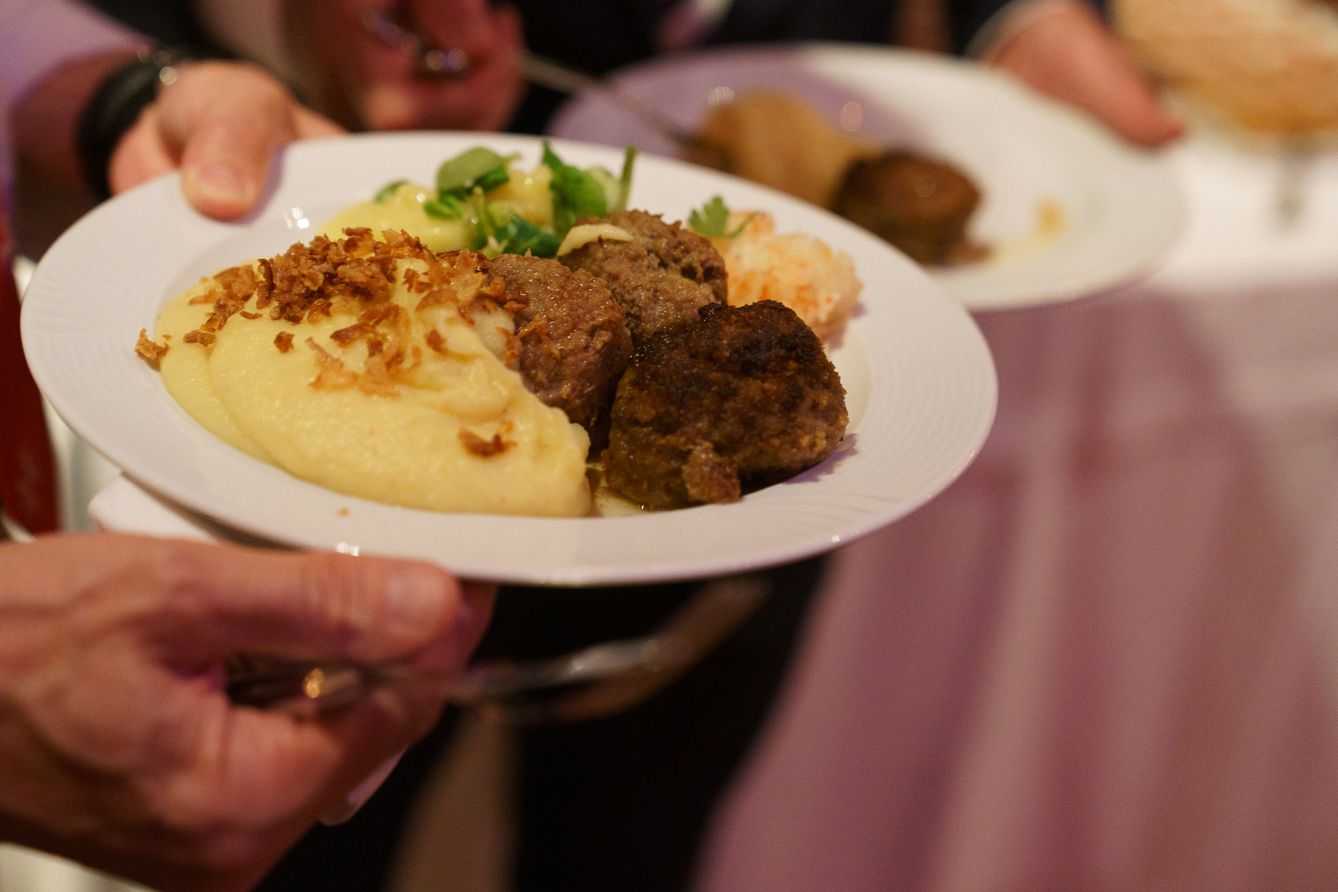 Teller mit Fleischlaibchen und Kartoffelbrei