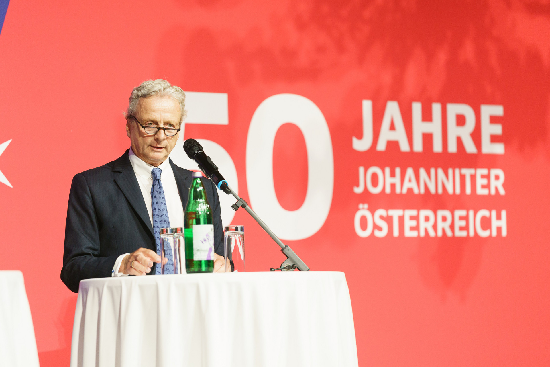 Eine Person steht auf der Bühne und spricht