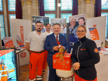 Der Wiener Bürgermeister beim Stand der Johanniter auf der Freiwilligenmesse.