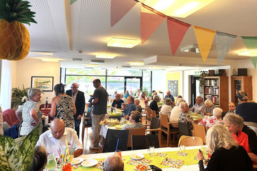Die Gäste feiern beim Sommerfest im Gemeinschaftssaal.