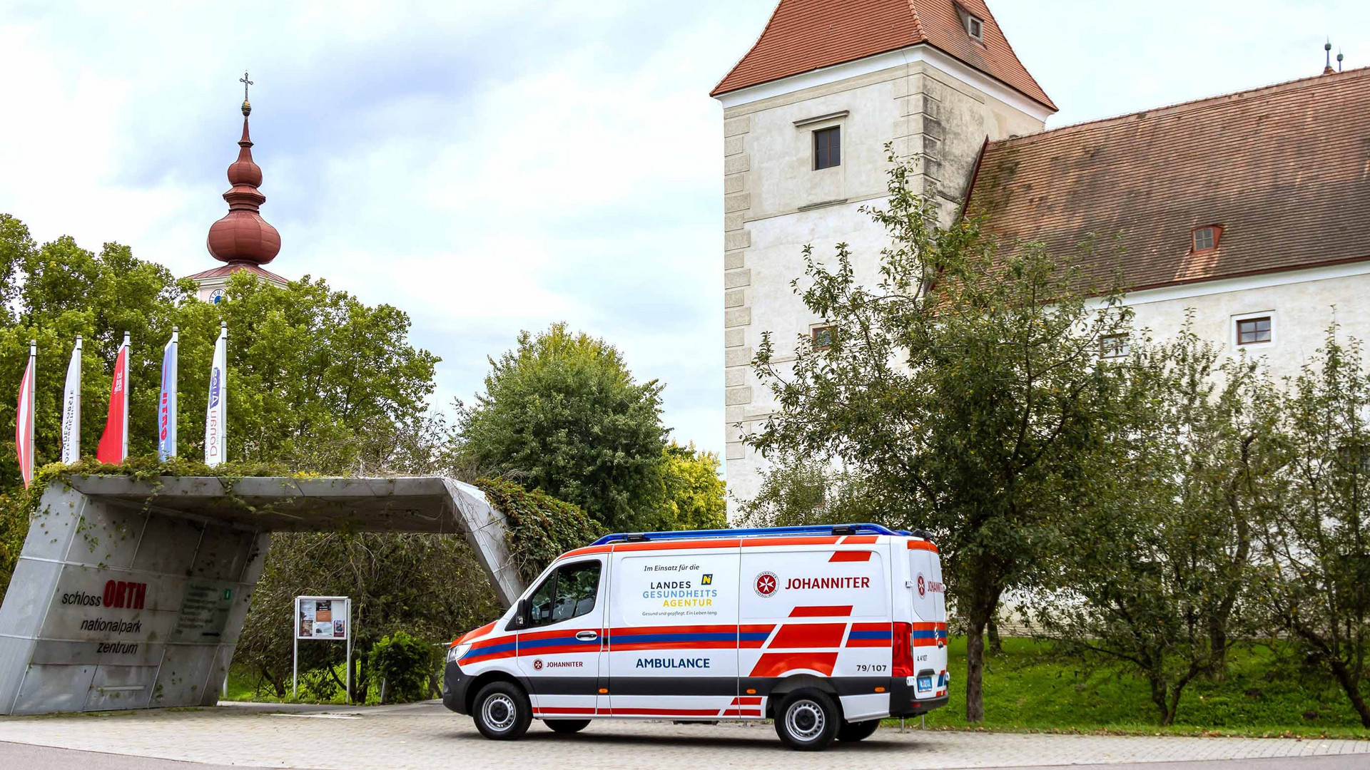 Ein Auto der Johanniter vor dem Schloss Orth