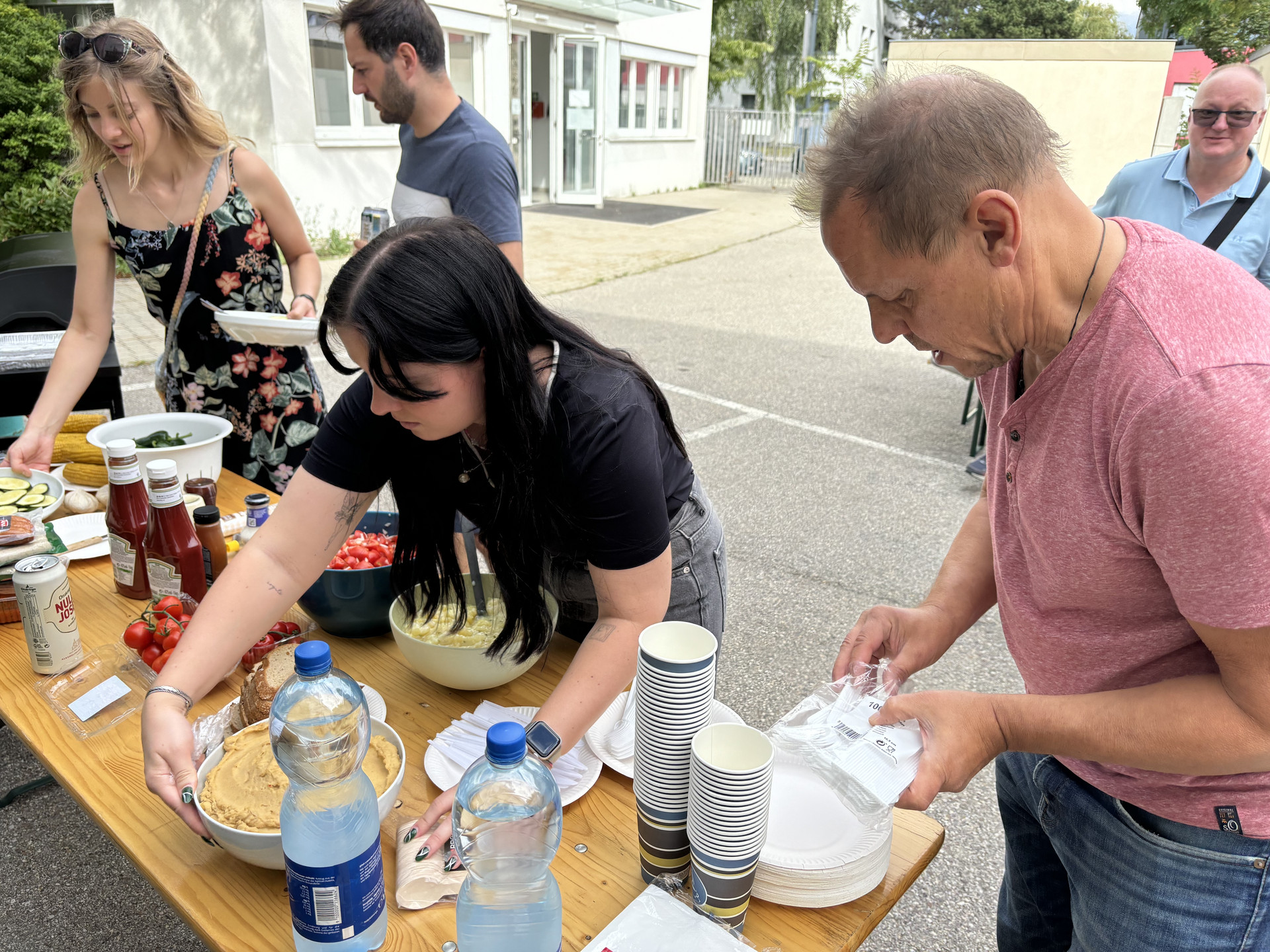 Essensausgabe beim Johanniter Grillfest