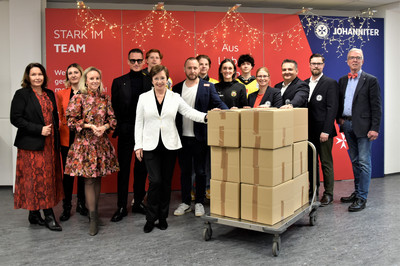 Die prominenten Unterstützer:innen der Johanniter-Weihnachtstrucker-Aktion rund um Doris Schmidauer.