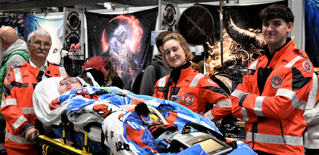 Die Johanniter Josef Huber, Michaela Gruber und Maximilian Trauttmansdorff (v.l.n.r.) brachten Paul zur ComiCon und führten ihn durch die Messehallen.