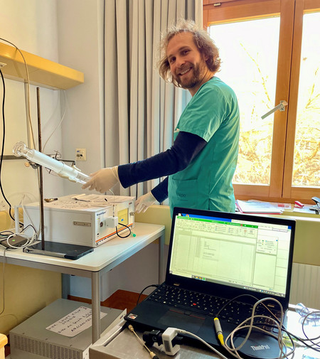 Ein Mann steht im Versuchslabor für das Projekt "DEVICE".