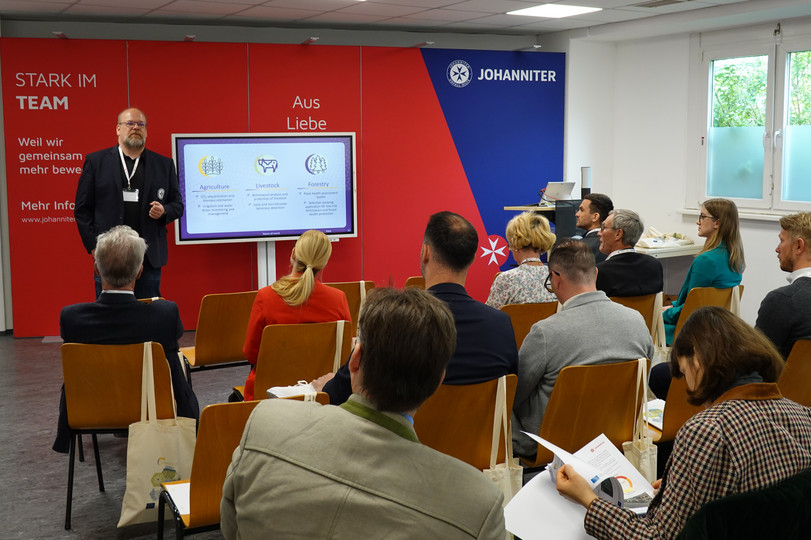 Bei einem Vortrag werden Forschungsergebnisse präsentiert.