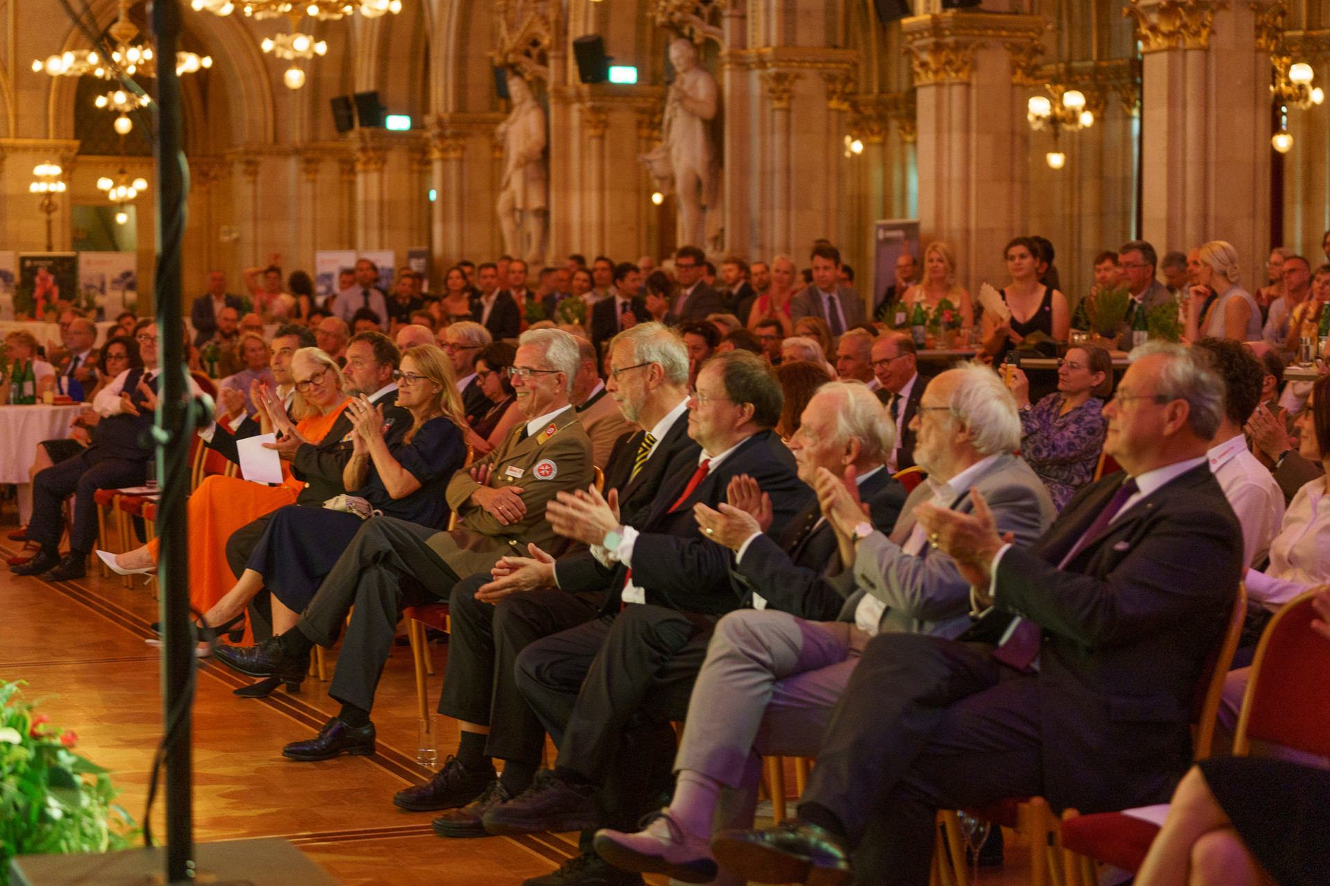 Menschen schauen zu Bühne und klatschen