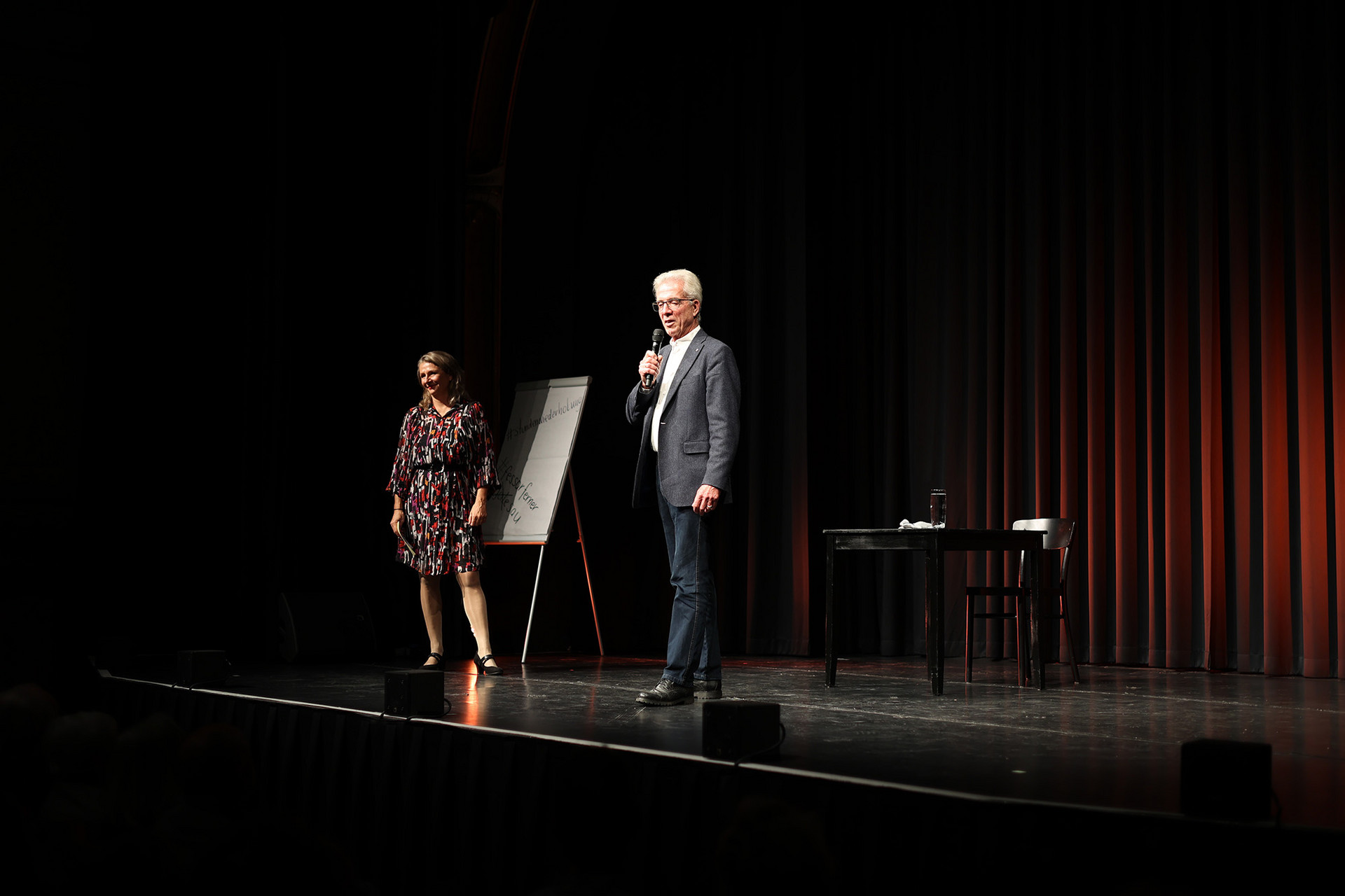 Moderatorin Birgit Denk und Präsident Johannes Bucher auf der Bühne