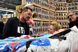 Der Schauspieler Craig Fairbrass (li.) ließ es sich nicht nehmen und schaute exklusiv bei Paul und seinen Eltern vorbei.