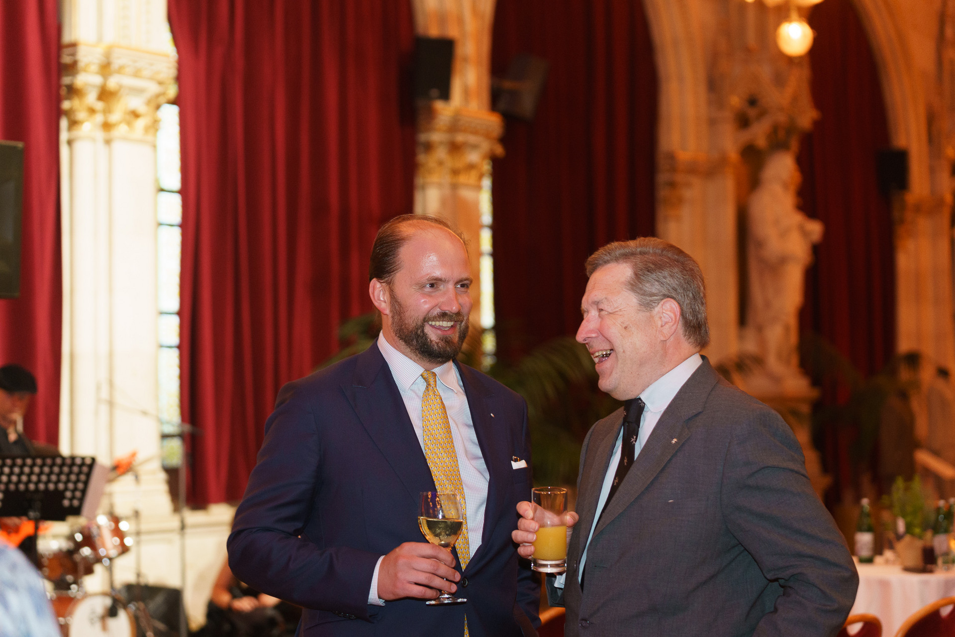 Personen lachend im Saal fotogarfiert