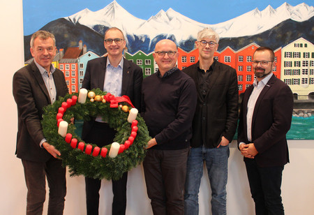 Angehörige der Diakonie übergeben den Adventkranz.