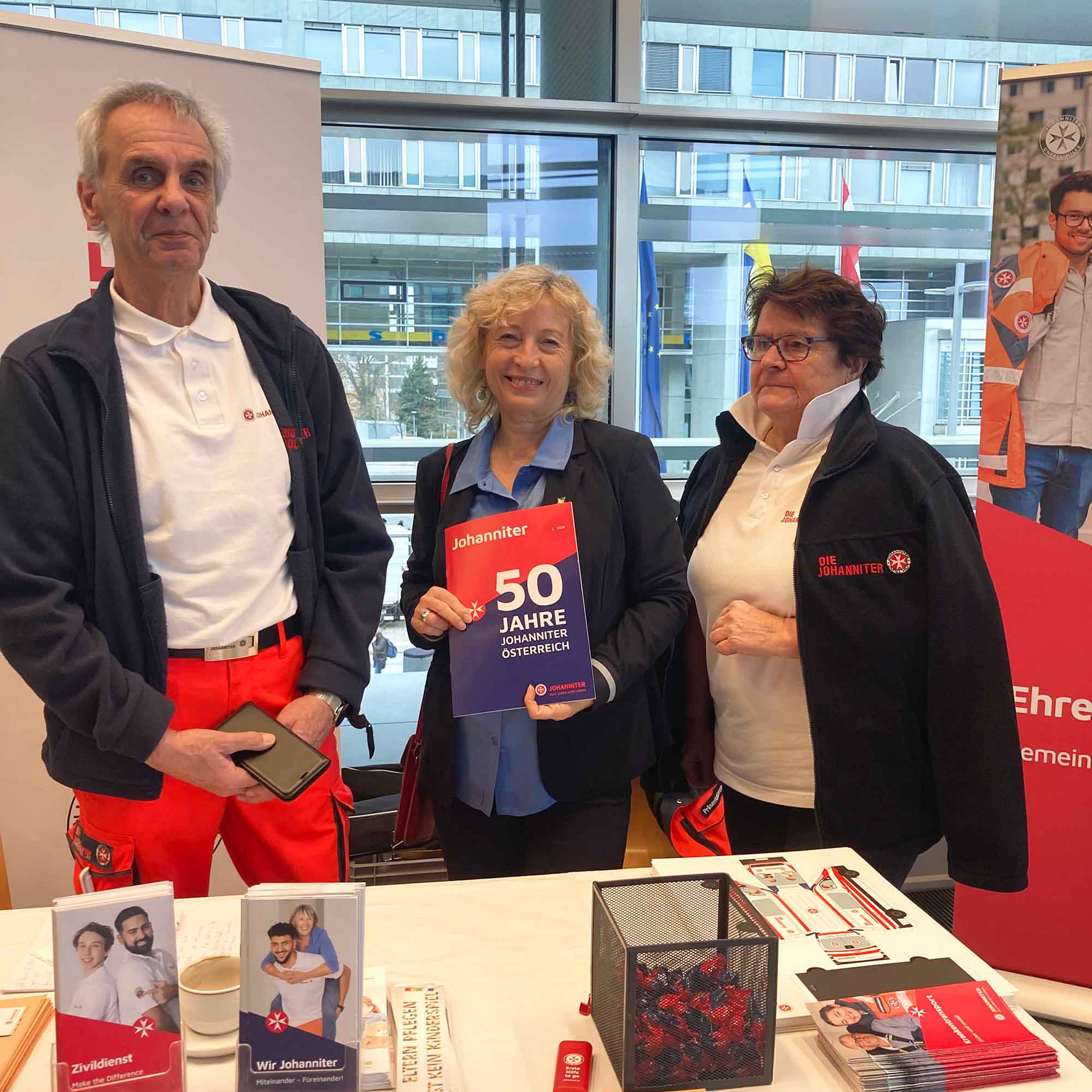 Landesrätin Eva Prischl beim Johanniter-Stand bei der Freiwilligenmesse NÖ