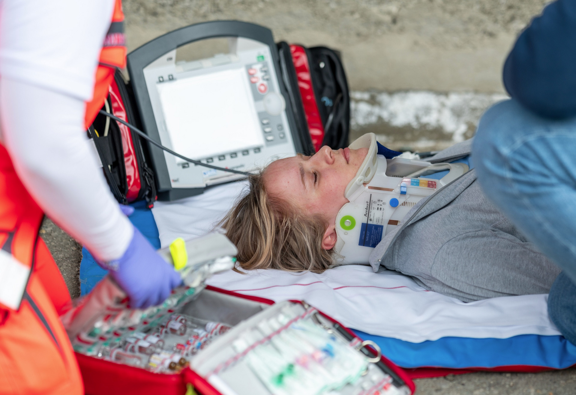 Eine verletzte Person liegt auf dem Boden, sie wird von einem Sanitäter behandelt