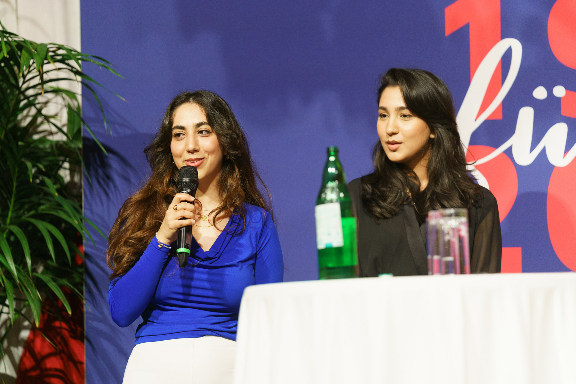 2 Damen sind auf der Bühne