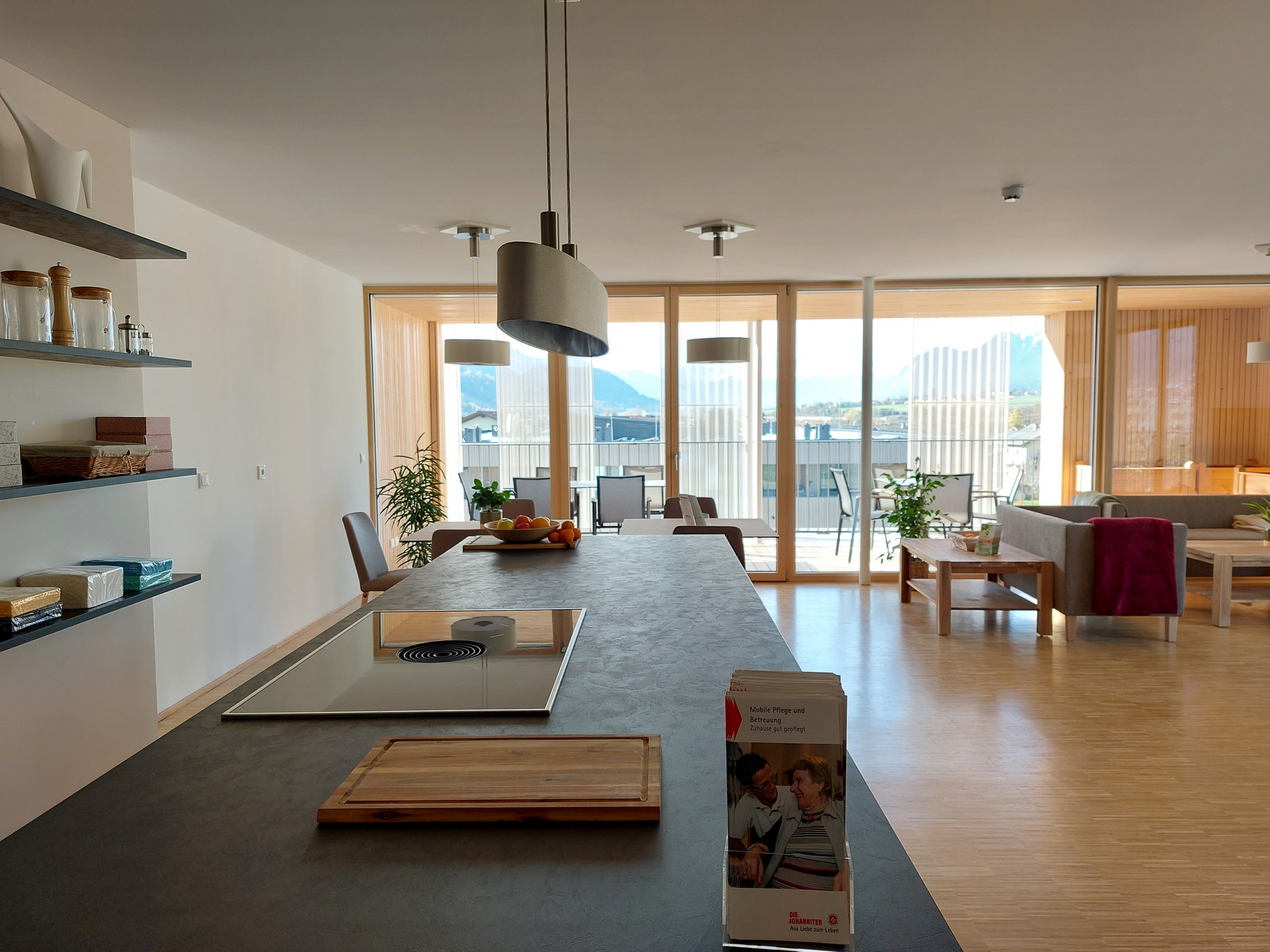 Der Aufenthaltsraum it großzügig und lichtdurchflutet.