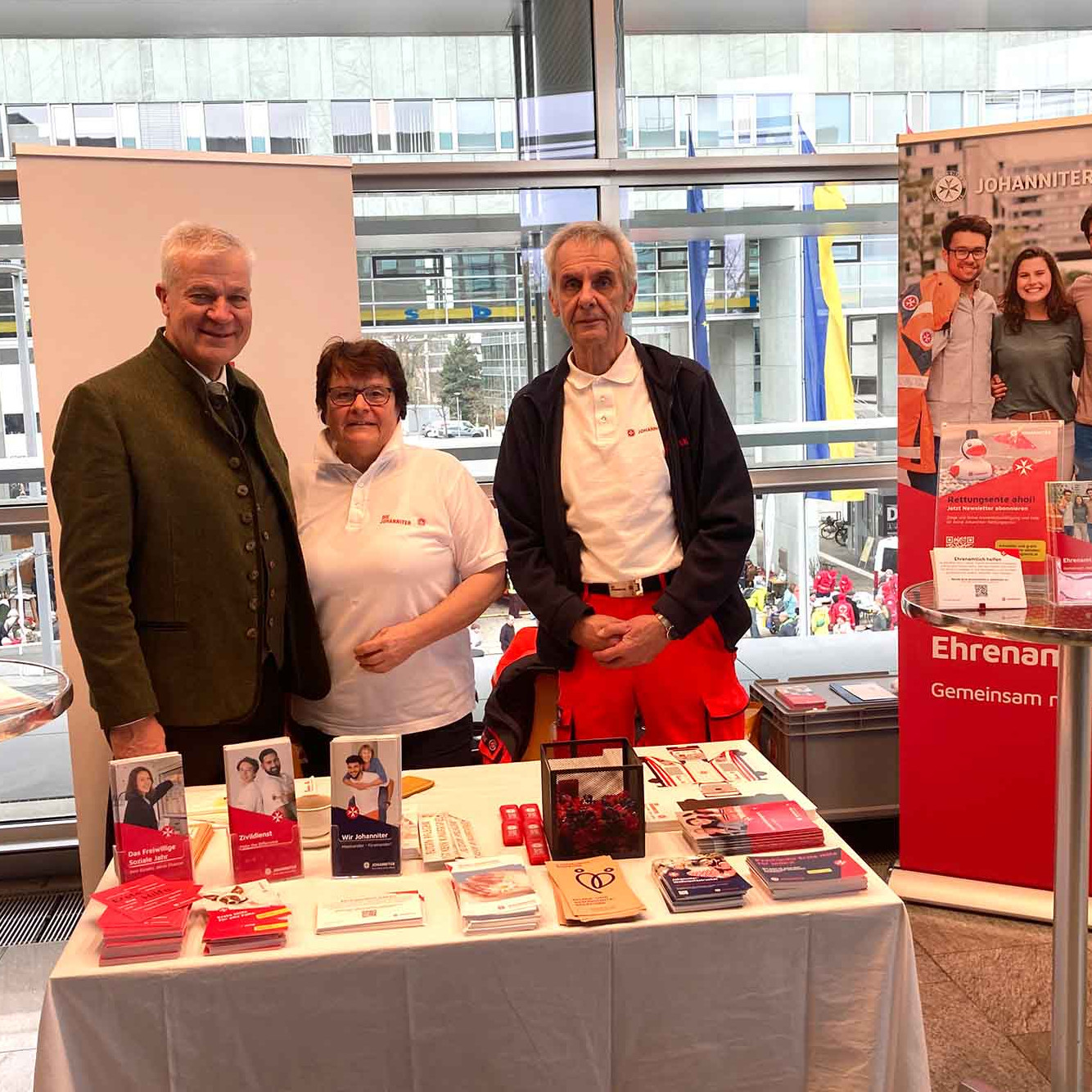 Landesrat Anton Kasser besuchte den Johanniter-Stand bei der Freiwilligenmesse NÖ.