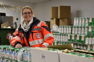 Petra Grell-Kunzinger (Bundesgeschäftsführerin Johanniter Österreich) half tatkräftig beim Befüllen der Pakete mit.