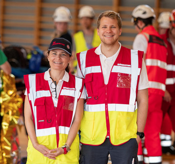 Dr. Stefanie Tichy (links), Leiterin des Notärzt:innen Kurses an der MedUni Wien, und Clemens Gibel (rechts), Leiter des Katastrophenhilfsdienstes der Johanniter Wien