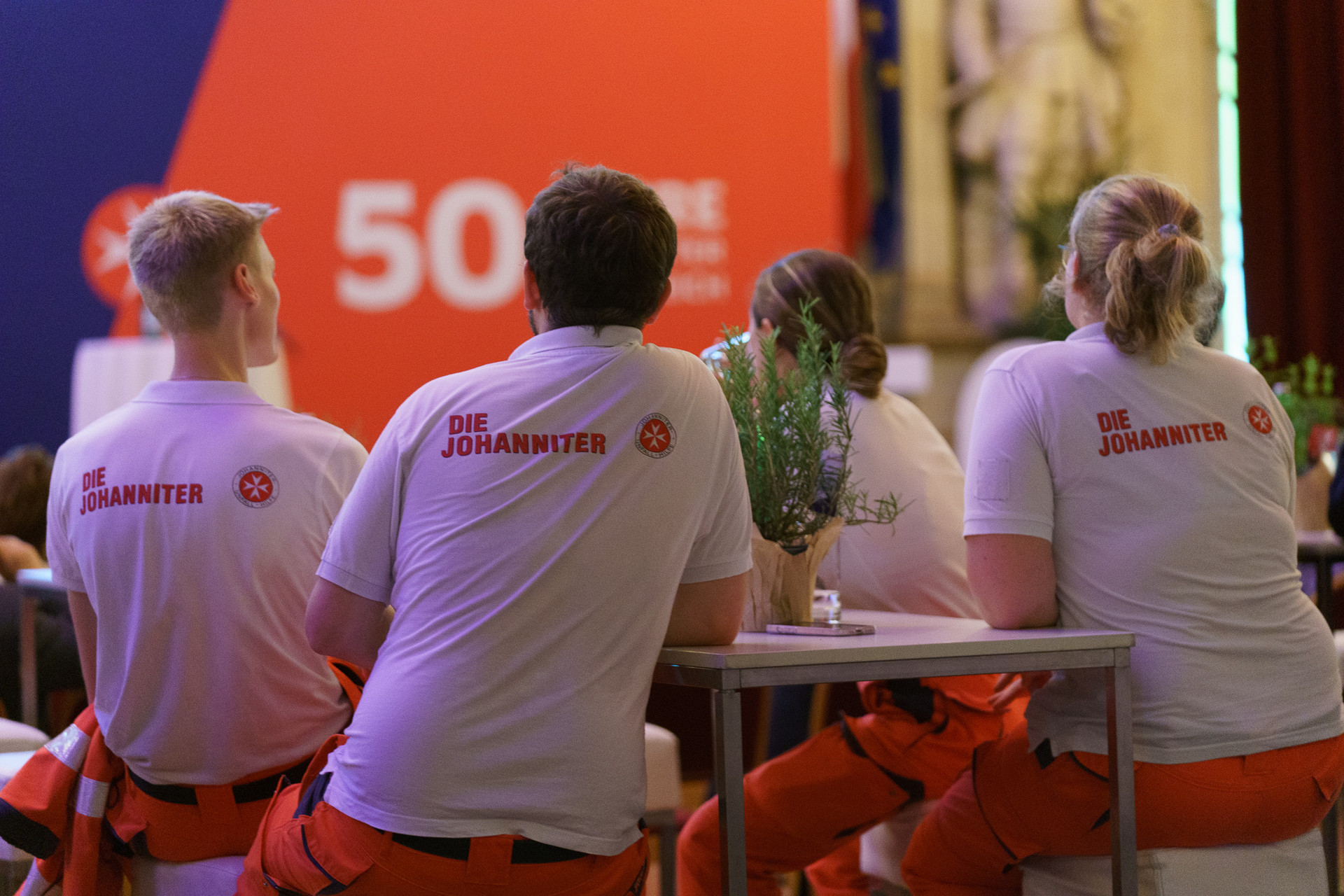 Sanitäter wurden sitzend von hinten fotografiert 