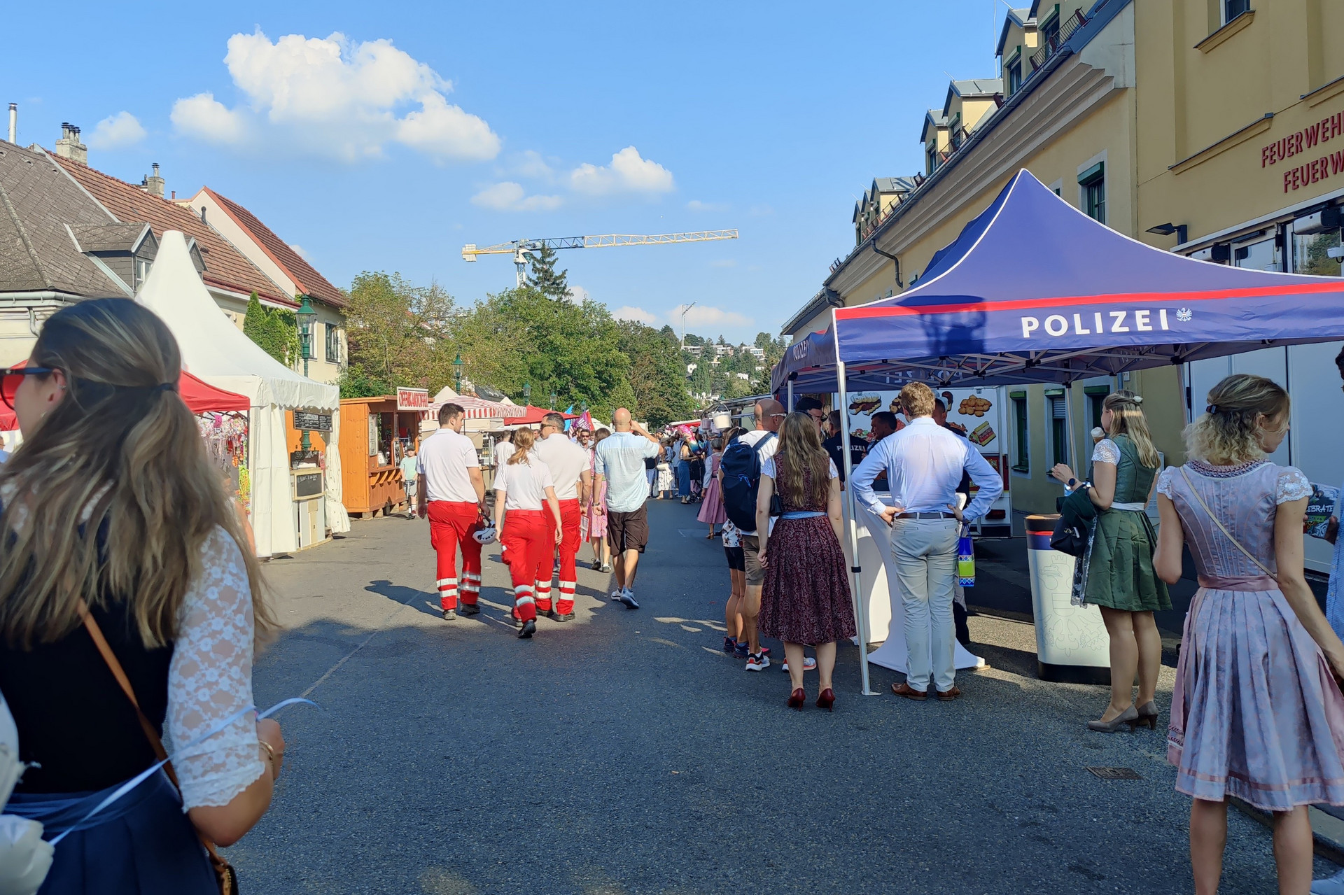 Sanitäter:innen, die durch die Besuchermenge gehen