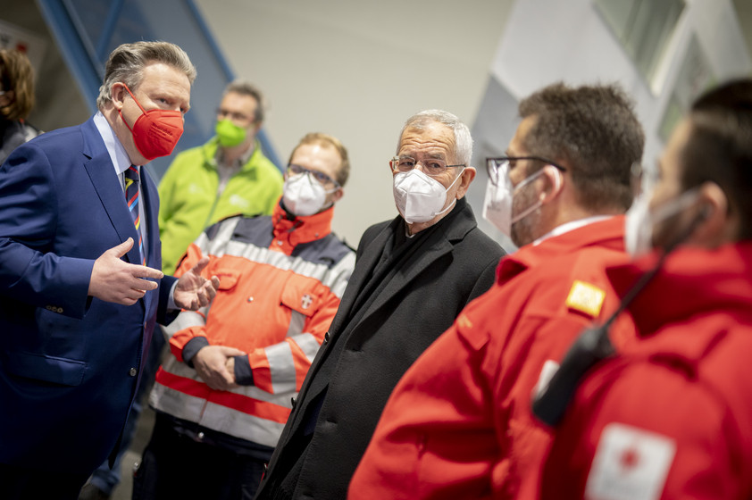 Bundespräsident Van der Bellen und der Wiener Bürgermeister Ludwig reden mit den Einsatzkräften im Ankunftszentrum.