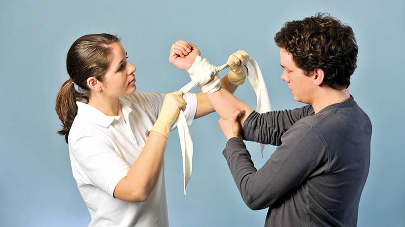 Johanniter: Druckverband anlegen