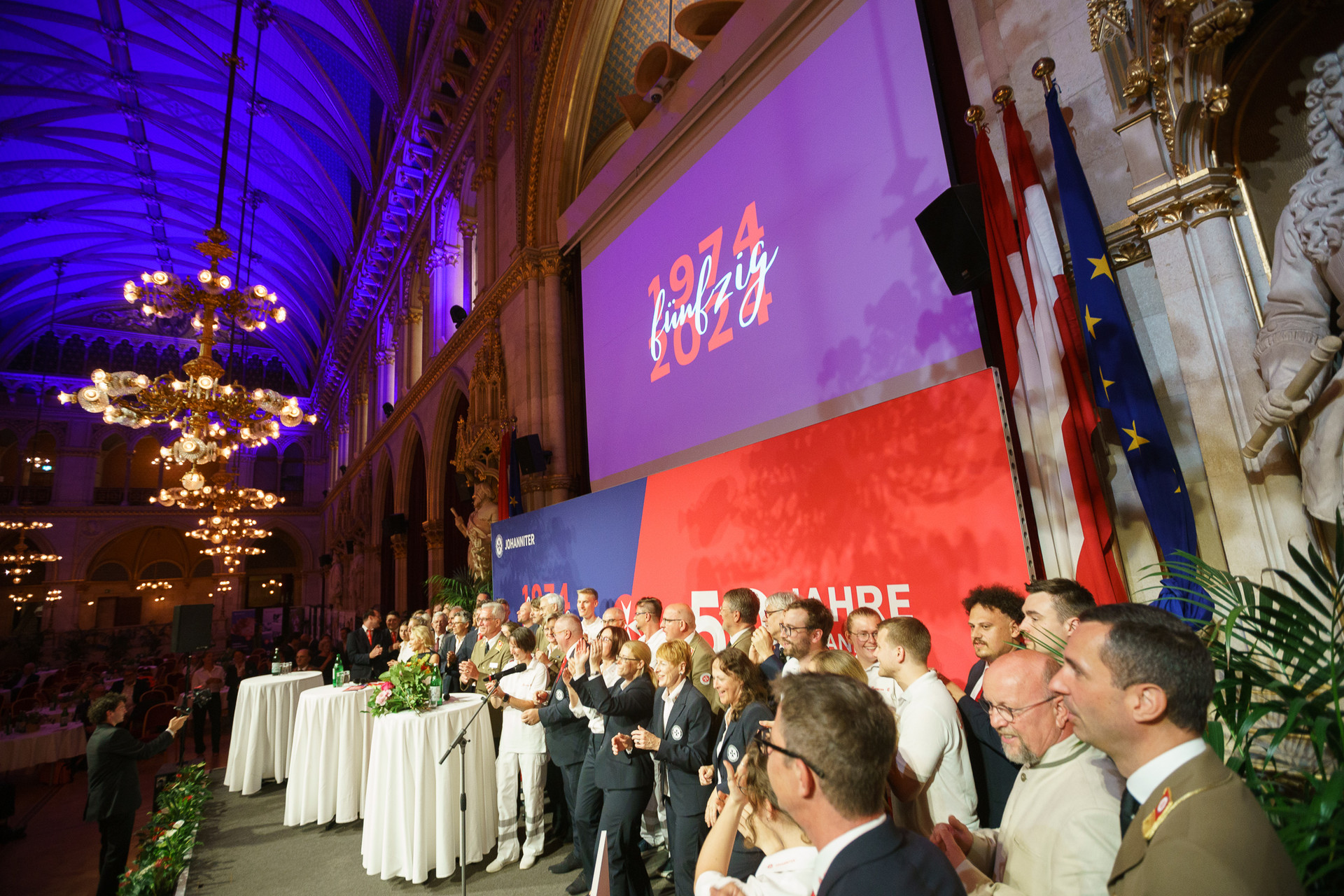 Veranstaltungsbühne mit Personen