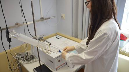 Eine Frau steht im Versuchslabor.