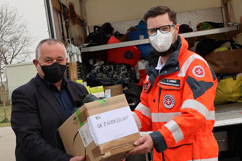 Ein Johanniter und ein Vertreter der Schule BGRG Groß-Enzersdorf, die Spenden für die Ukraine gesammelt haben.