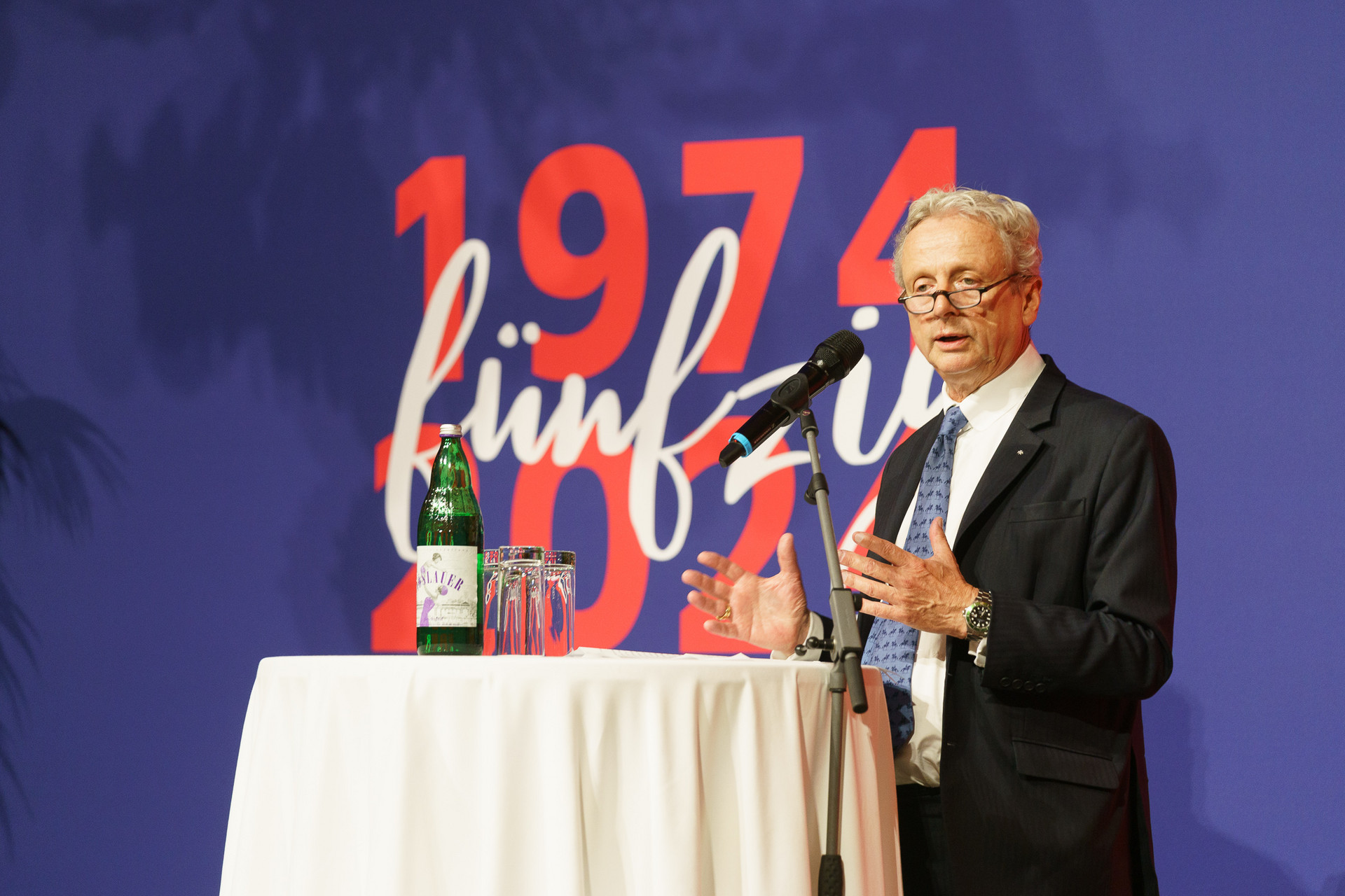 Eine Person steht auf der Bühne