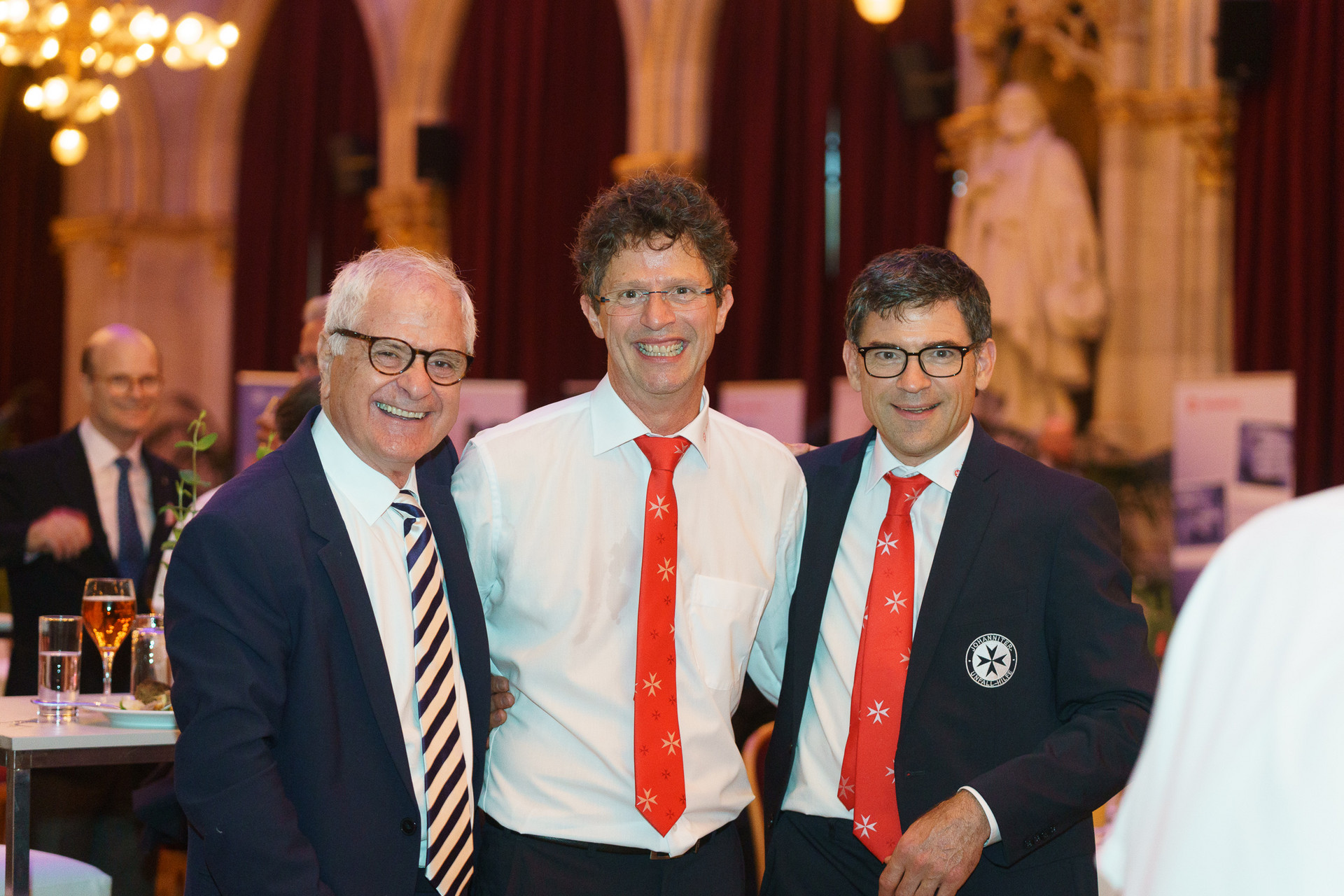 Personalleiter Lukas Feichtinger mit Personen vor der Kamera