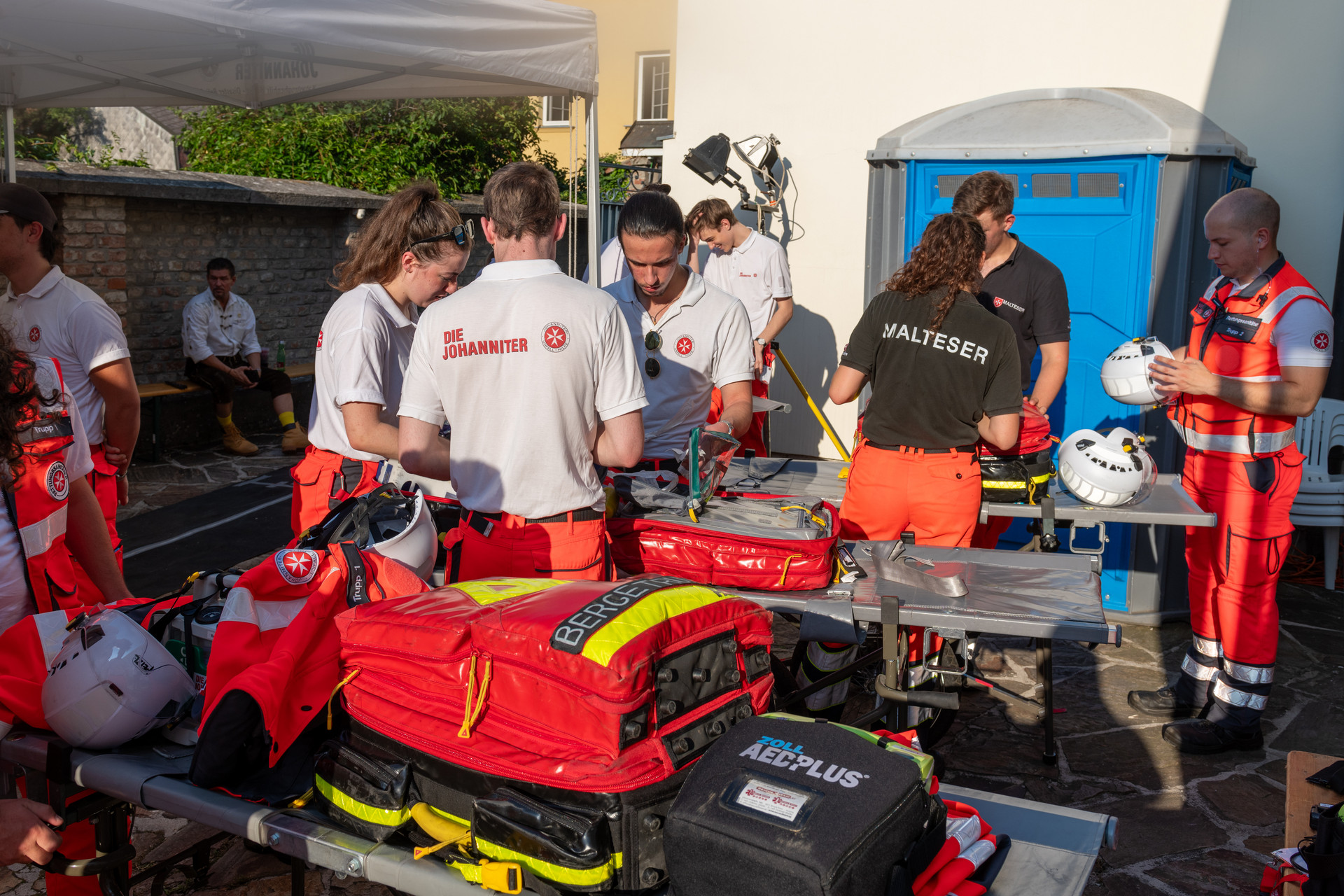 Sanitäter:innen bereiten die Bergetragen für den Neustifter Kirtag vor.