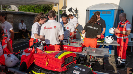 Sanitäter:innen bereiten die Bergetragen für den Neustifter Kirtag vor.