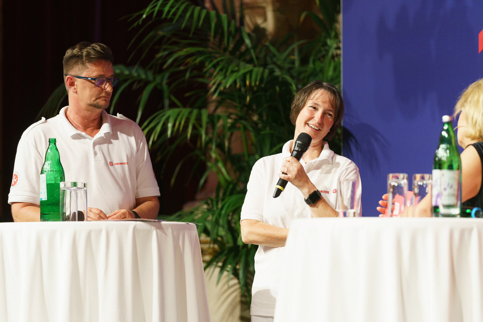 3 Personen unterhalten sich auf der Bühne