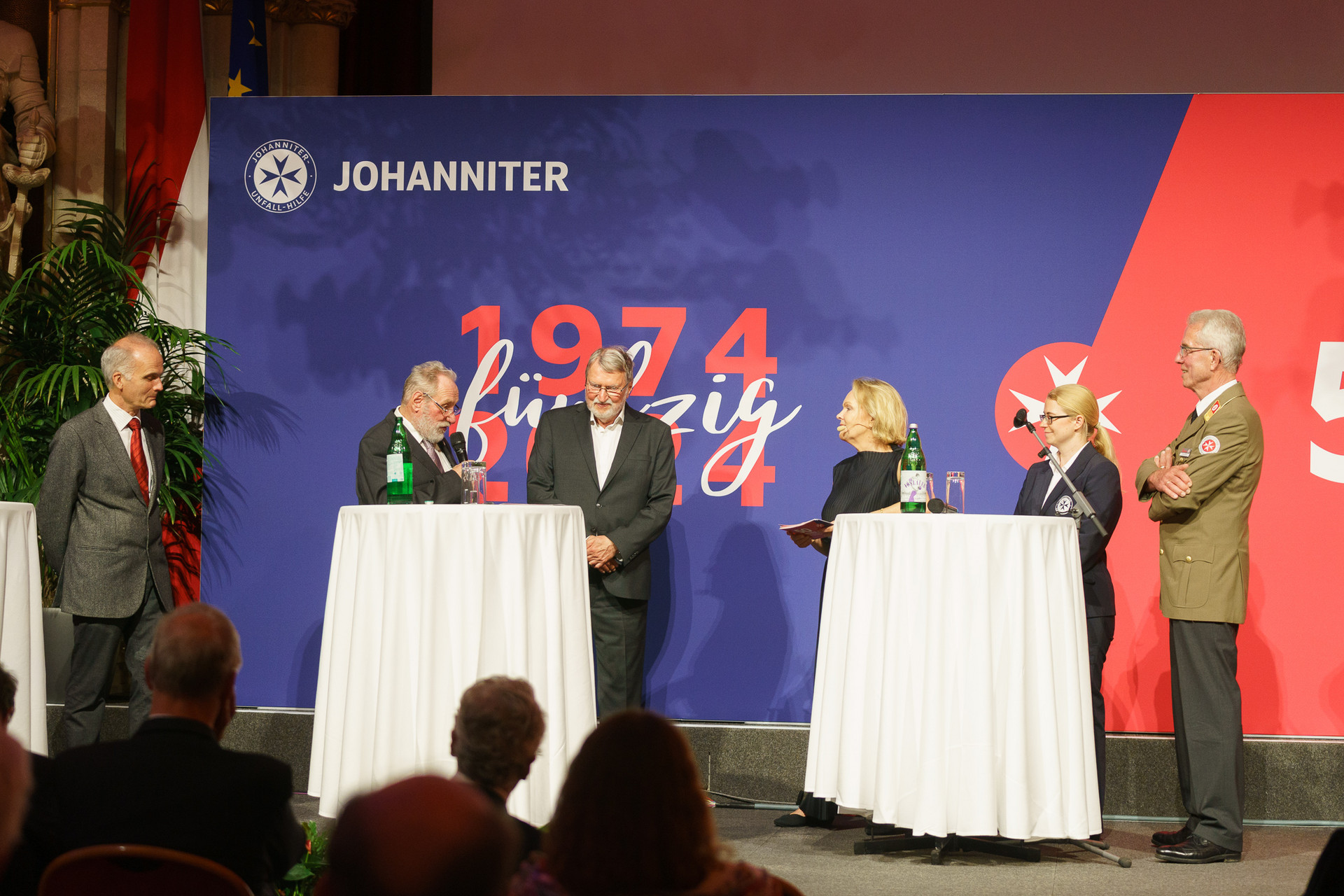 Mehrer Personen auf der Bühne