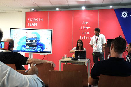 Demonstration einer AR-Brille mit Voice-Funktion 