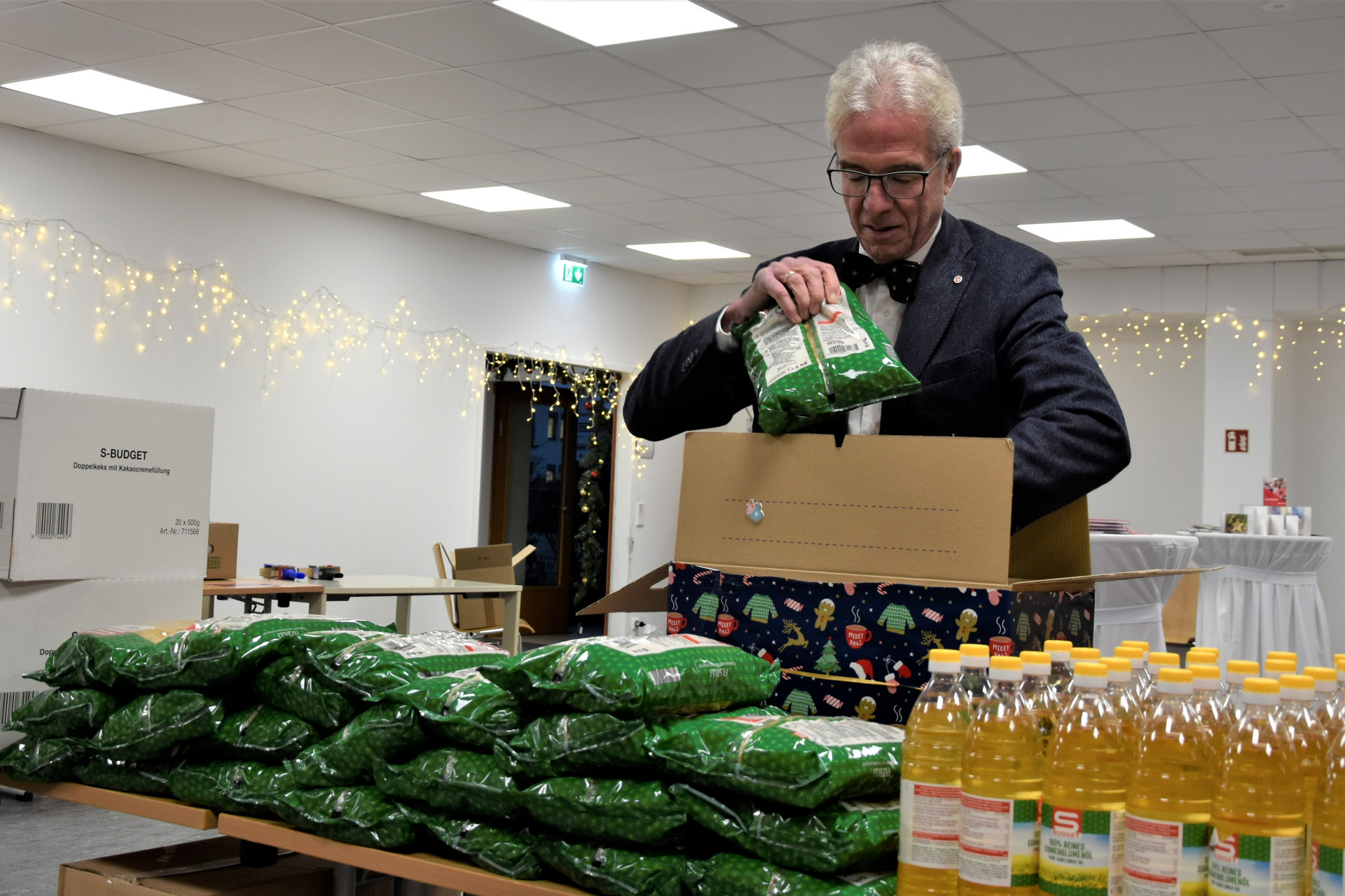 Auch Johanniter-Präsident Johannes Bucher packte bei der Weihnachtstrucker-Aktion mit an.