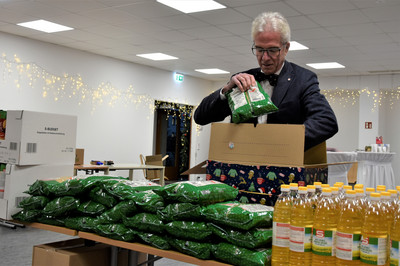 Auch Johanniter-Präsident Johannes Bucher packte bei der Weihnachtstrucker-Aktion mit an.
