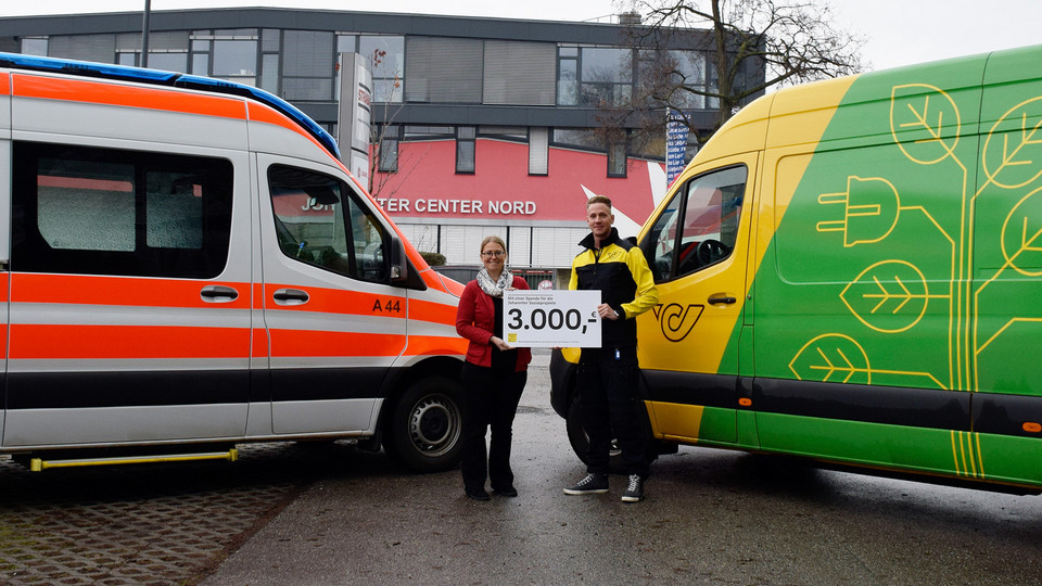 Spendenscheck-Übergabe durch die Post Wertlogistik