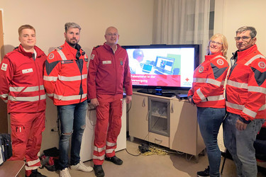 Johanniter werden am Corpuls-Gerät eingeschult.