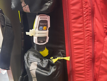 Ein Temperatursensor, der an einem Einsatzrucksack montiert ist