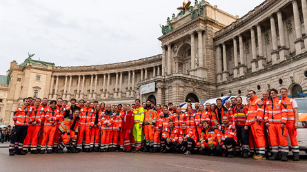 Gruppenfoto der Sanitäter:innen vor der Nationalbibliothek