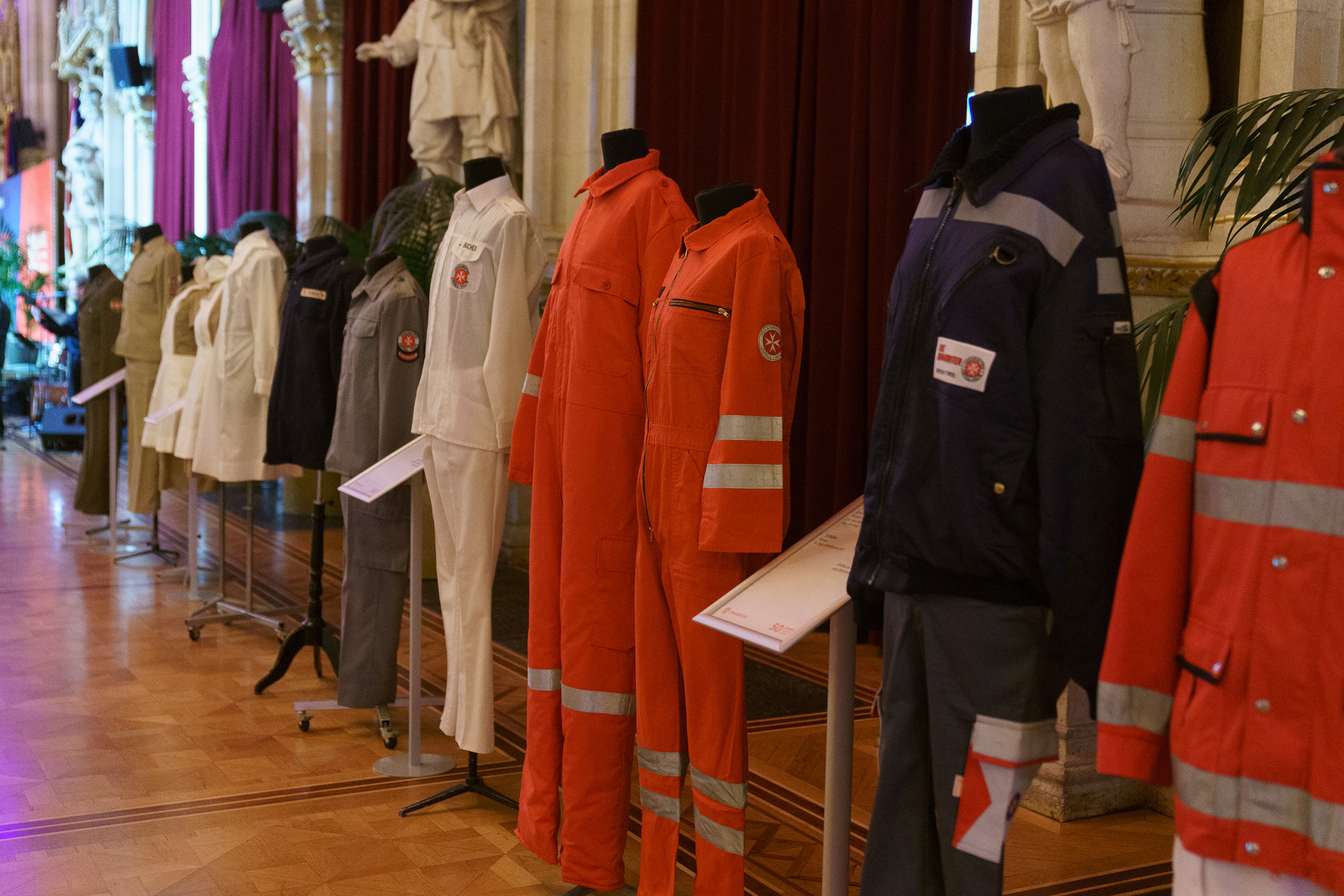 Verschiedene Johanniter Uniformen auf einer Puppe ausgestellt