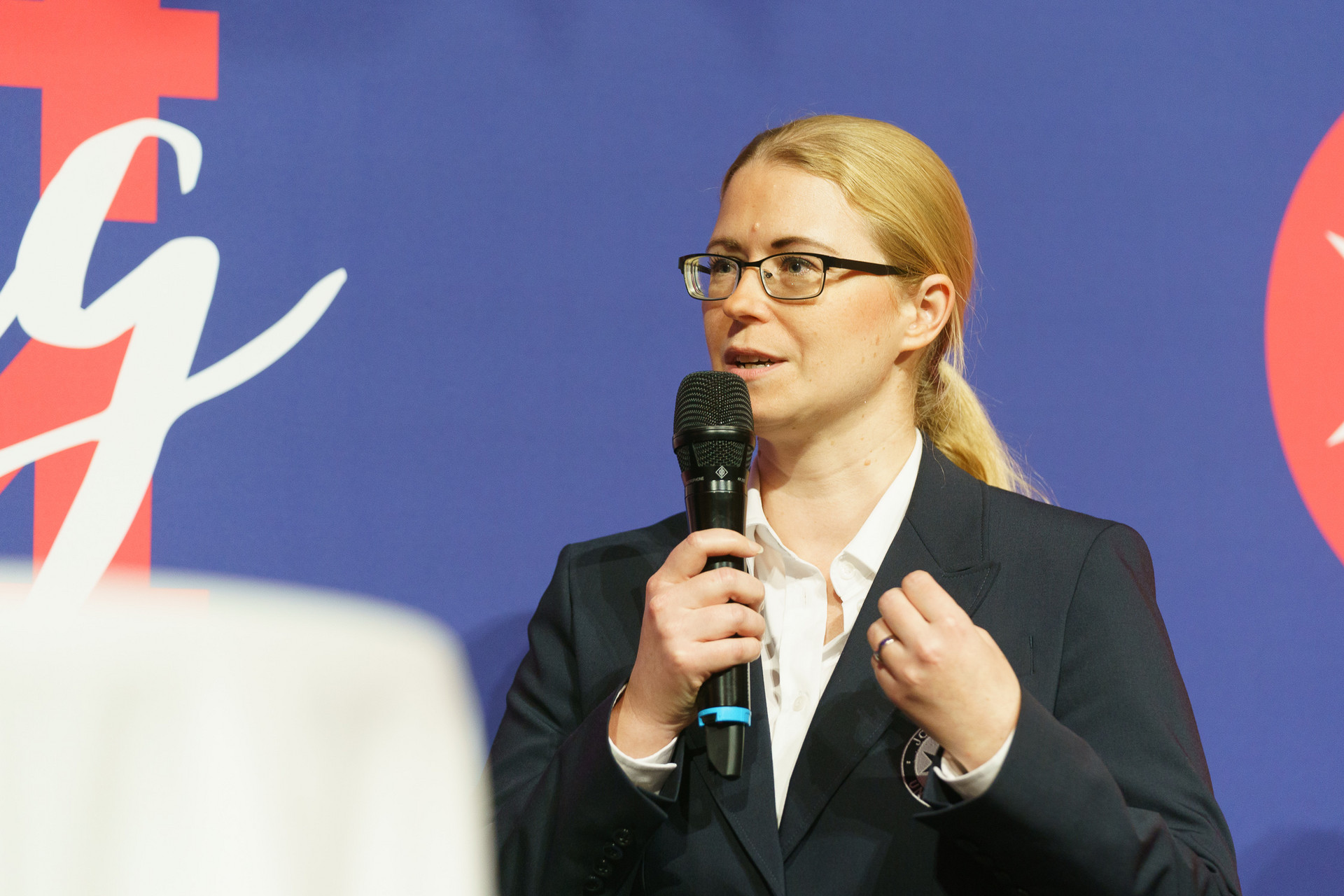 Bundesgeschäftsführerin Petra Grell-Kunzinger spricht auf der Bühne