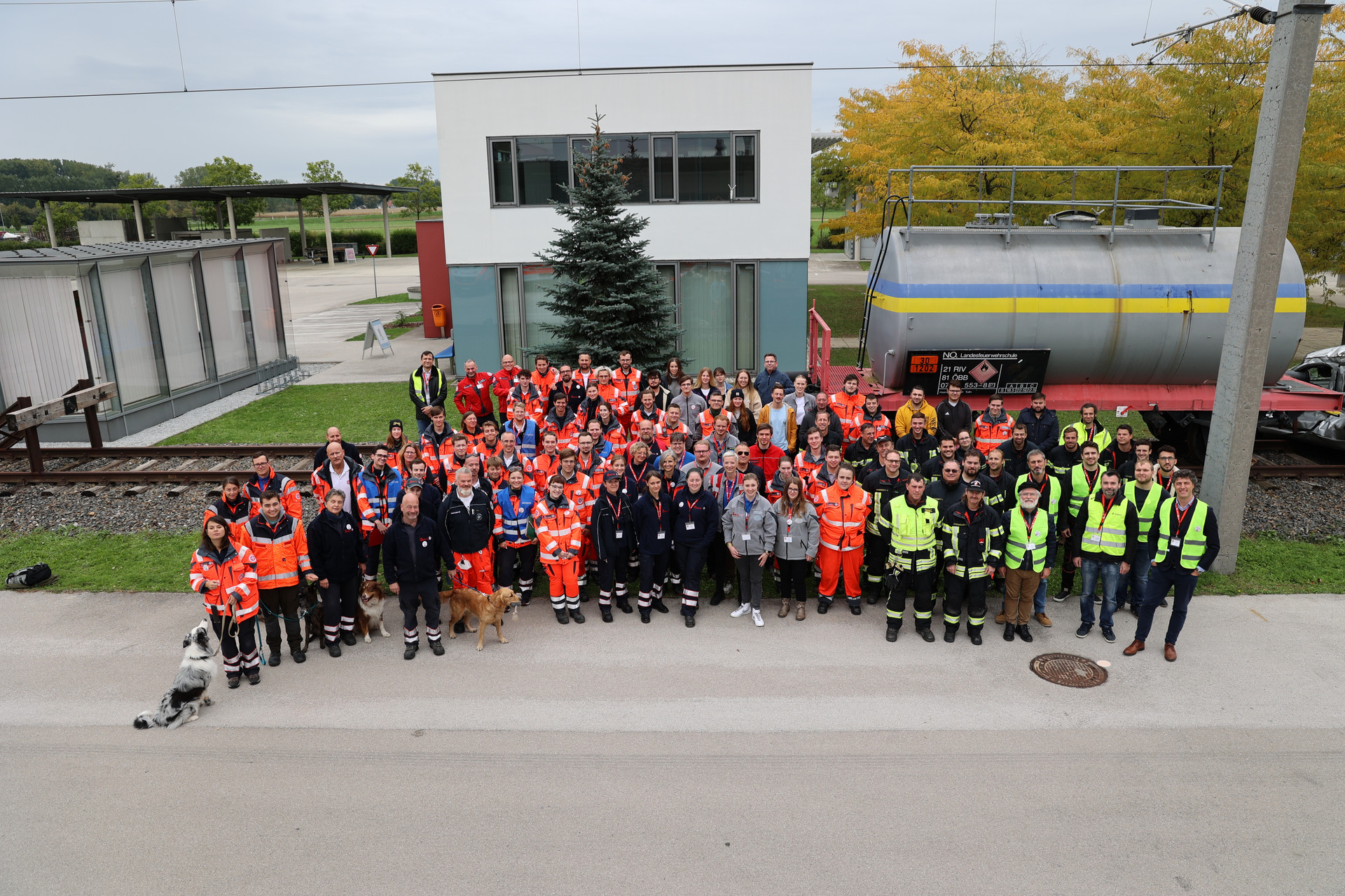 Ein Gruppenfoto aller Teilnehmer:innen der Einsatzübung