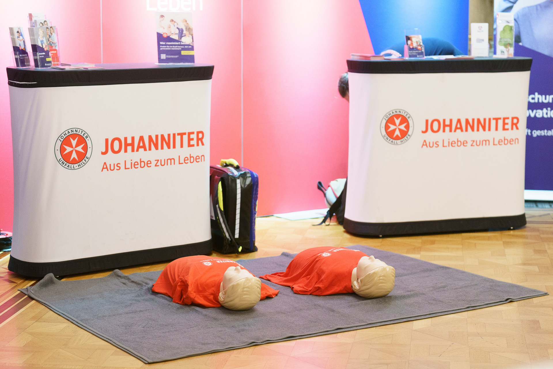 Reanimationspuppen liegen am Boden