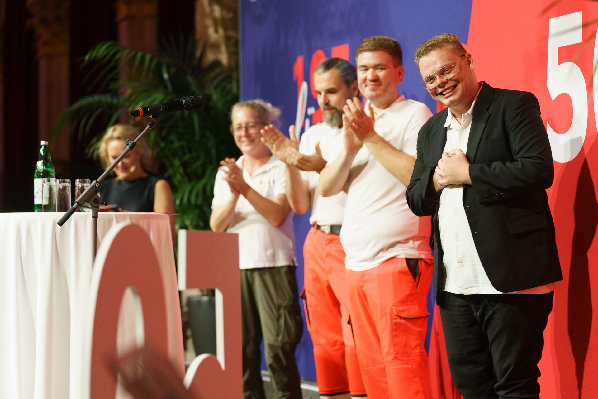 Personen auf der Bühne klatschen